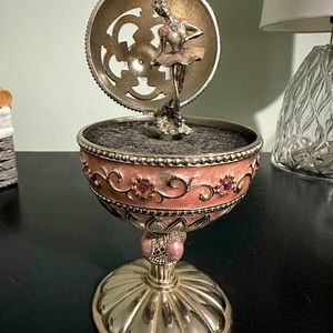 Music box with ballerina dancer